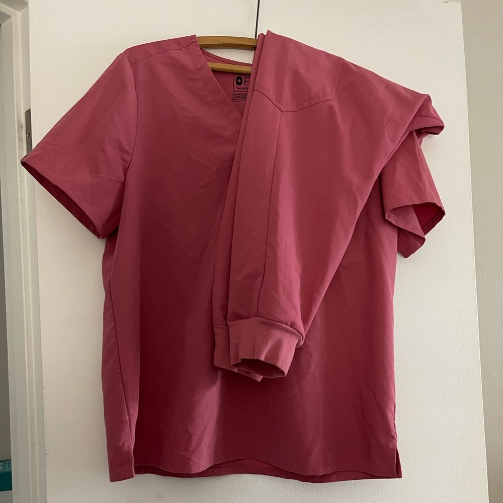 FIGS Women’s Scrub Top and Joggers in Quartz